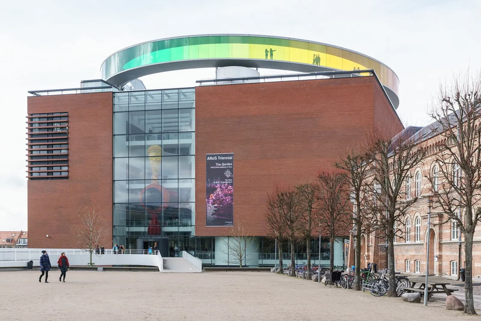 ARoS Aarhus Kunstmuseum med den runde regnbuesti på taget