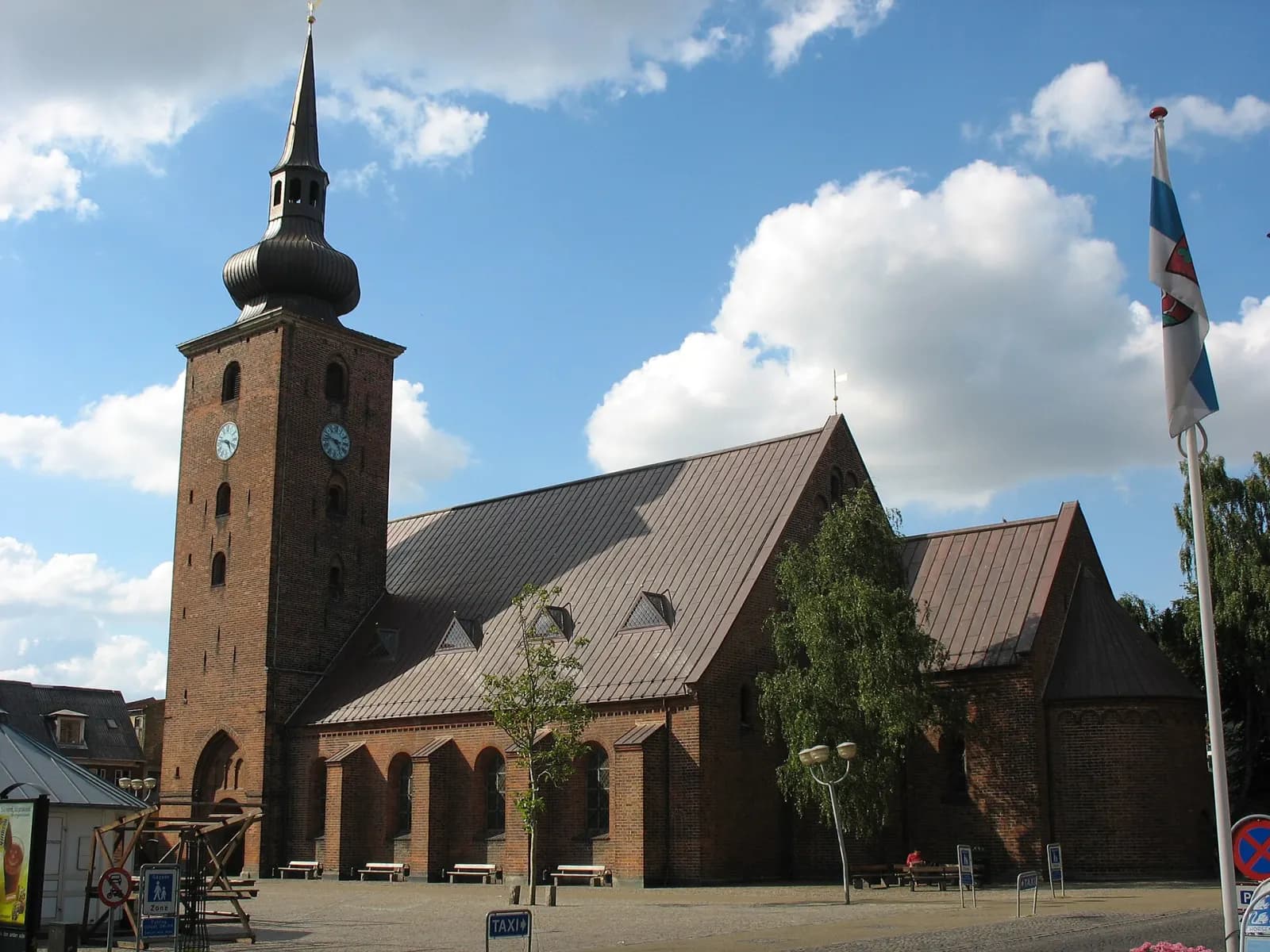 Vor Frelsers Kirke i Horsens med det løgformede tårn set fra torvet