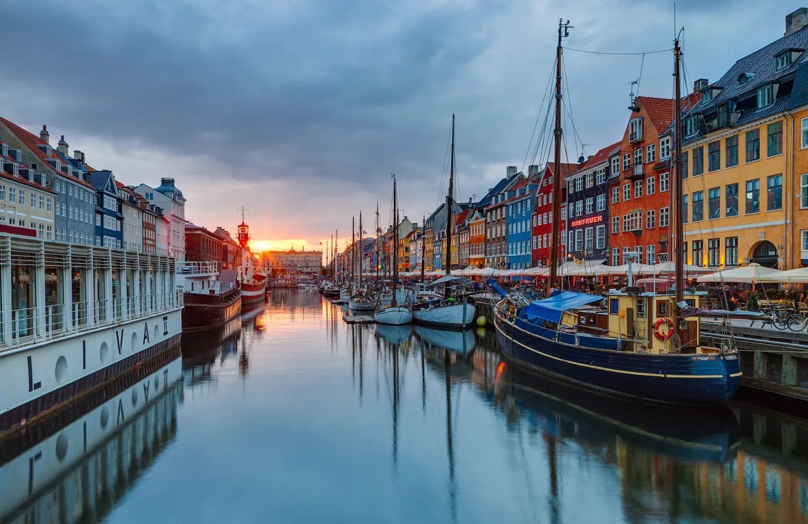 Nyhavns farvede husrækker og bådene i kanalen ved solnedgang
