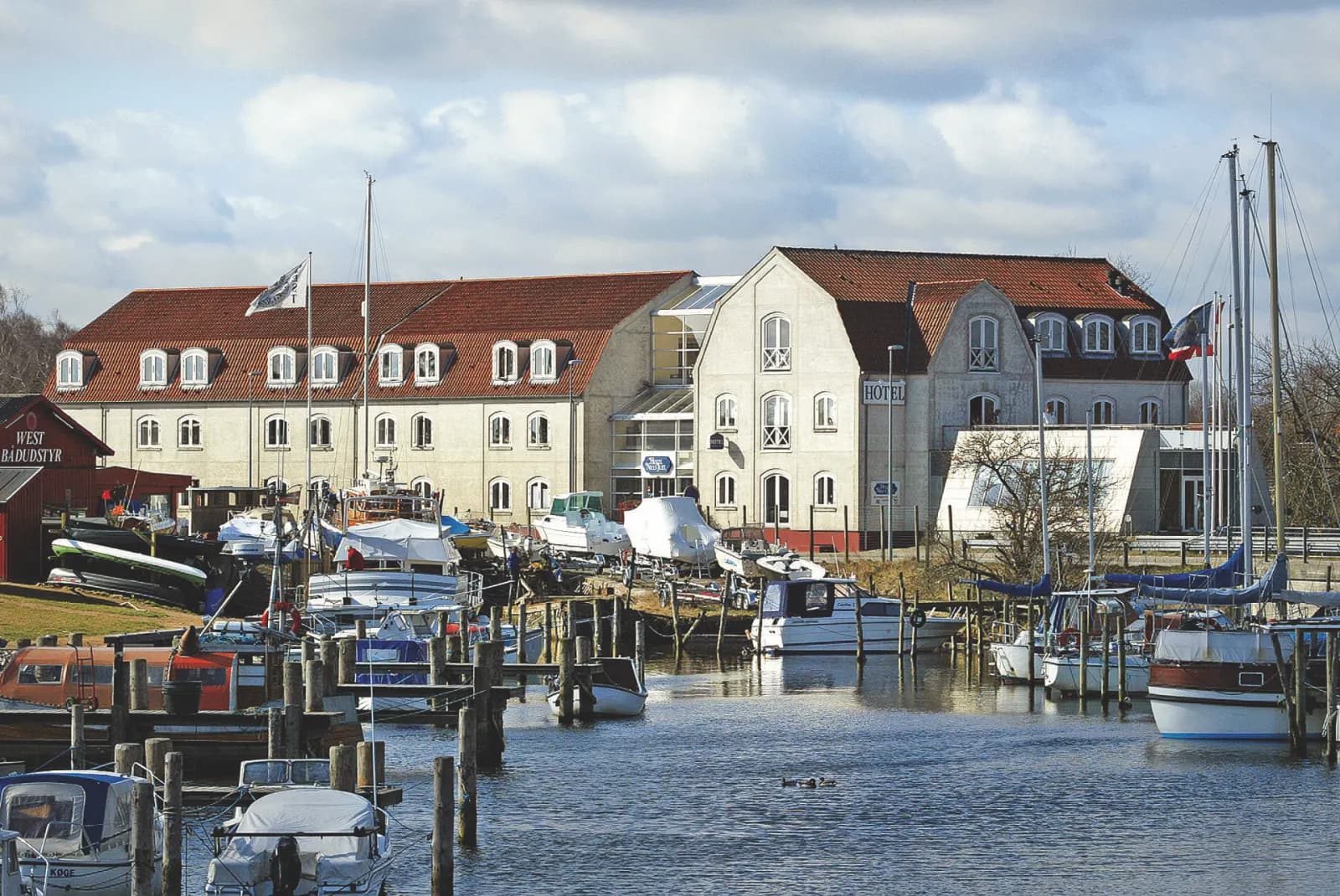 Lystbådehavnen i Køge med det hvide bindingsværkshotel bagved
