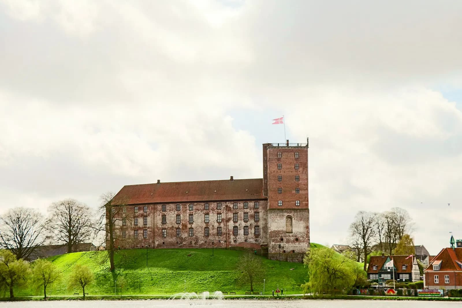 Koldinghus på voldstedet med det høje kæmpetårn og Danmarks flag